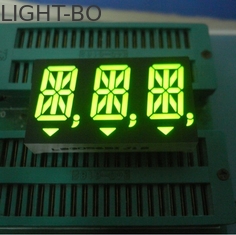 Zielony alfanumeryczny 14-segmentowy wyświetlacz LED z trzema cyframi na tablicy rozdzielczej 14,2 mm